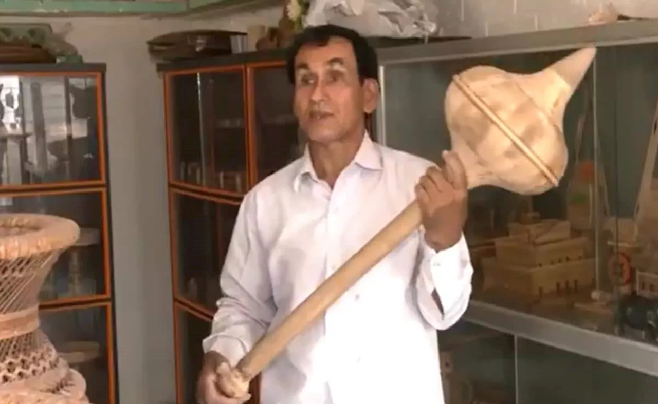 जैकेट, किताबें, कलम, स्ट्रॉ ही नहीं बांस से बना डाला पूरा गांव, असम के Bamboo Man मोहन सैकिया के हाथों में है जादू