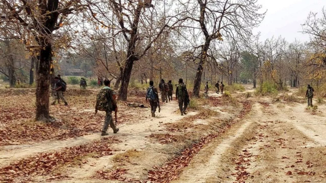 Chhattisgarh Encounter: कांकेर के जंगलों में नक्सलियों से मुठभेड़, 18 माओवादी के मारे जाने की खबर, दो सुरक्षाकर्मी जख्मी