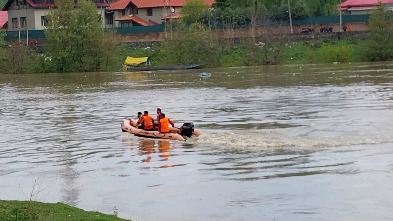 Jammu-Kashmir: श्रीनगर में नाव पलटने से बड़ा हादसा, झेलम में कई लोगों के डूबने की आशंका