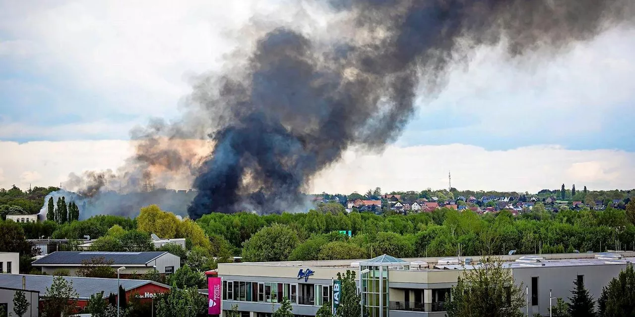 Großbrand in Braunschweiger Industriegebiet: Explosionen