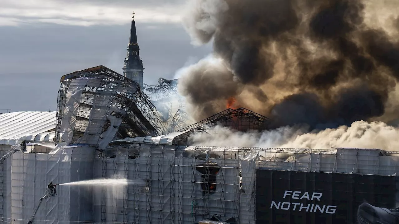 135 Kräfte im Einsatz: Brand in historischer Börse in Kopenhagen fast gelöscht