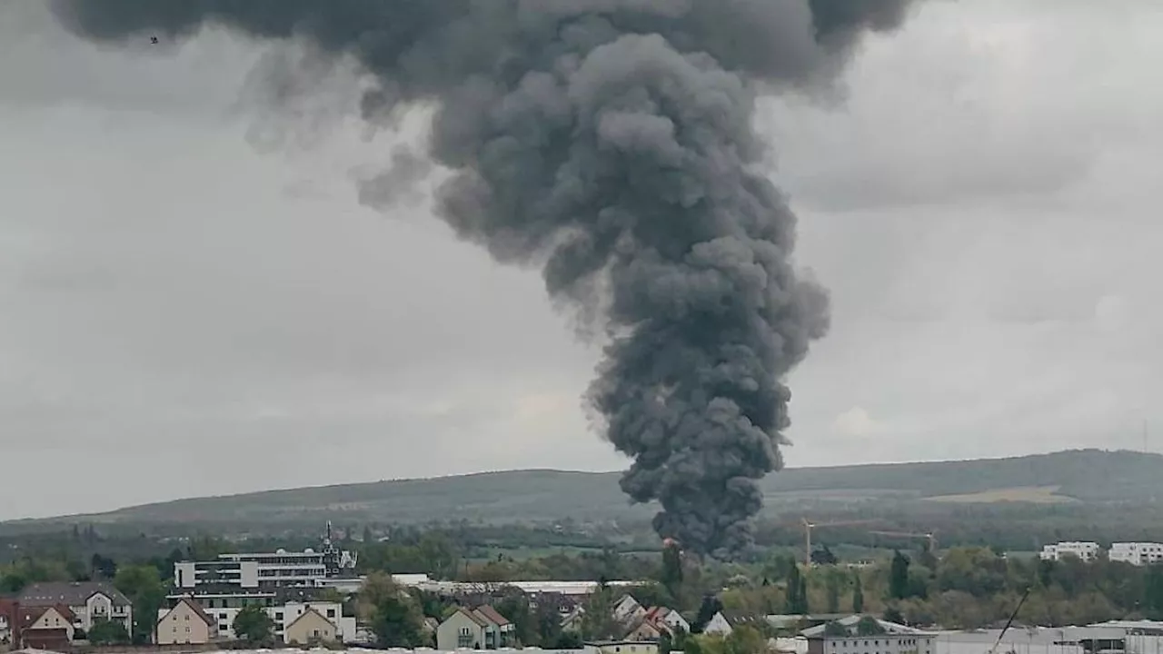 Feuerwehr zieht sich zurück: Braunschweig: Großbrand nach Explosionen in Fabrik