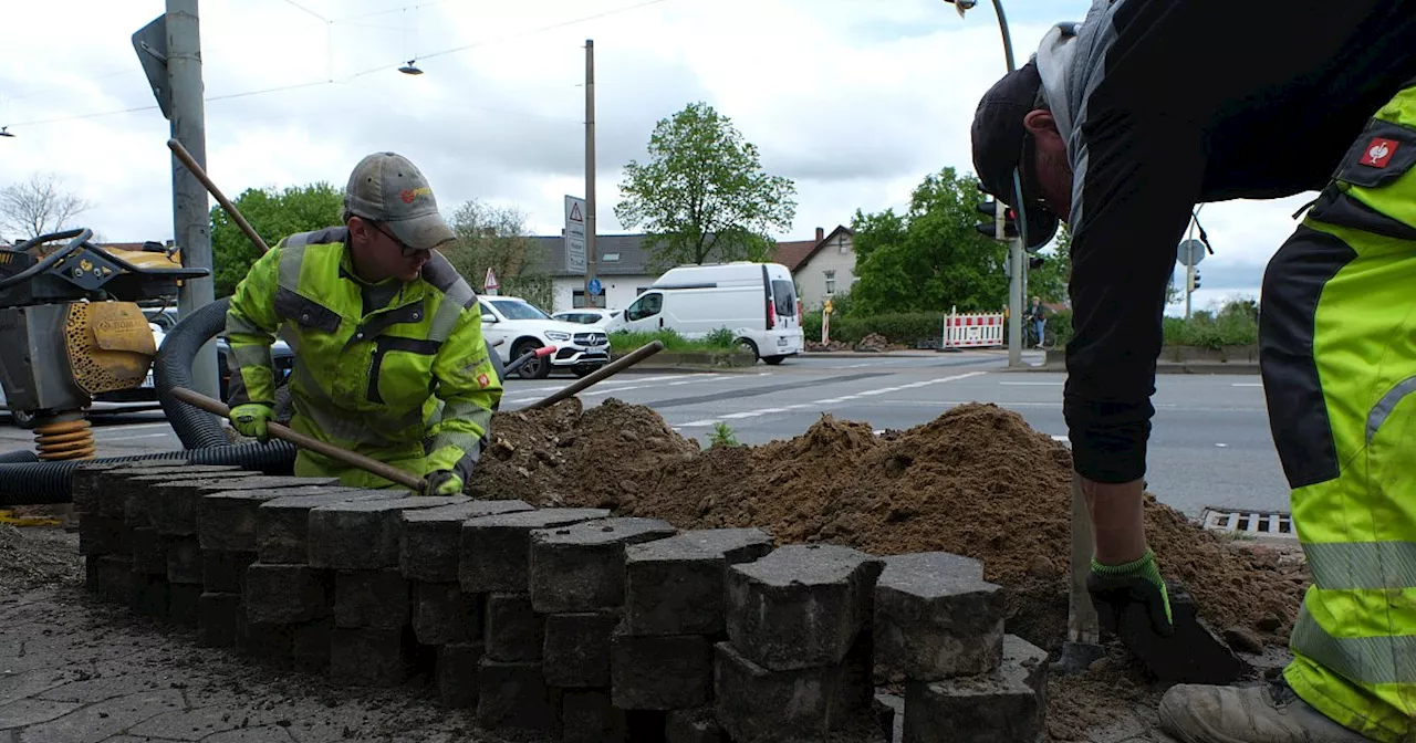 Die Fußgängerampel an Bad Oeynhausens wichtigster Kreuzung wird Mittwochnachmittag fertig