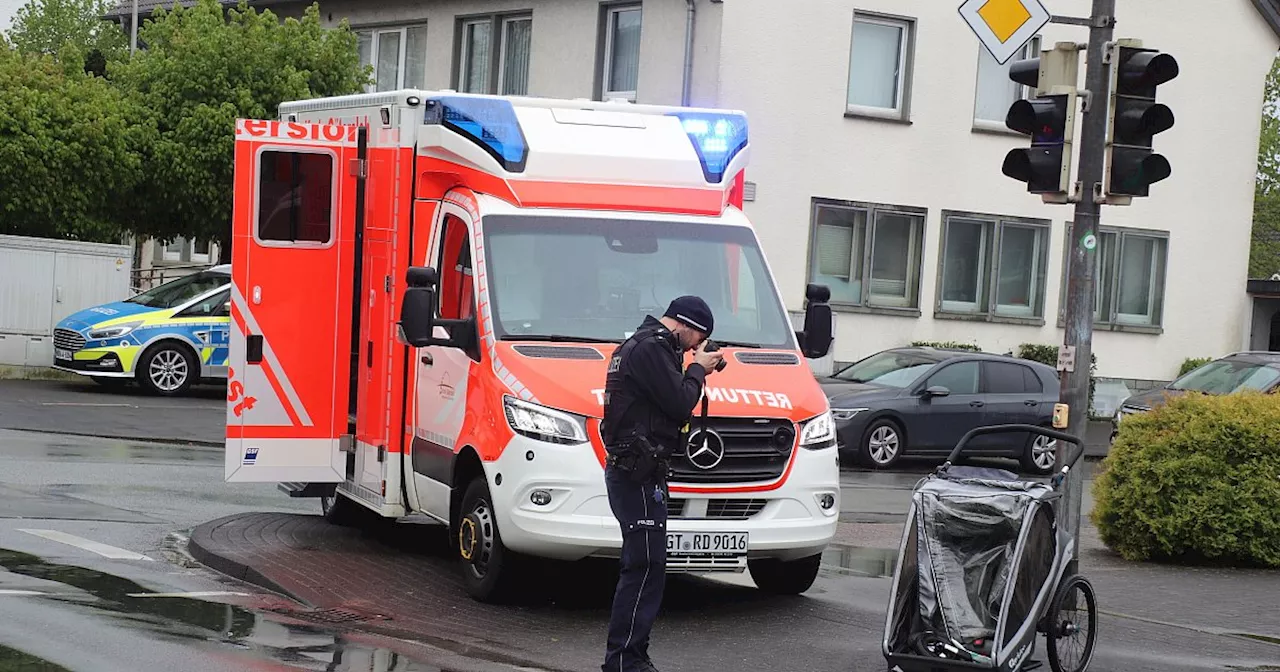 Kinderwagen schleudert gegen Bus im Kreis Gütersloh - zwei Kleinkinder verletzt