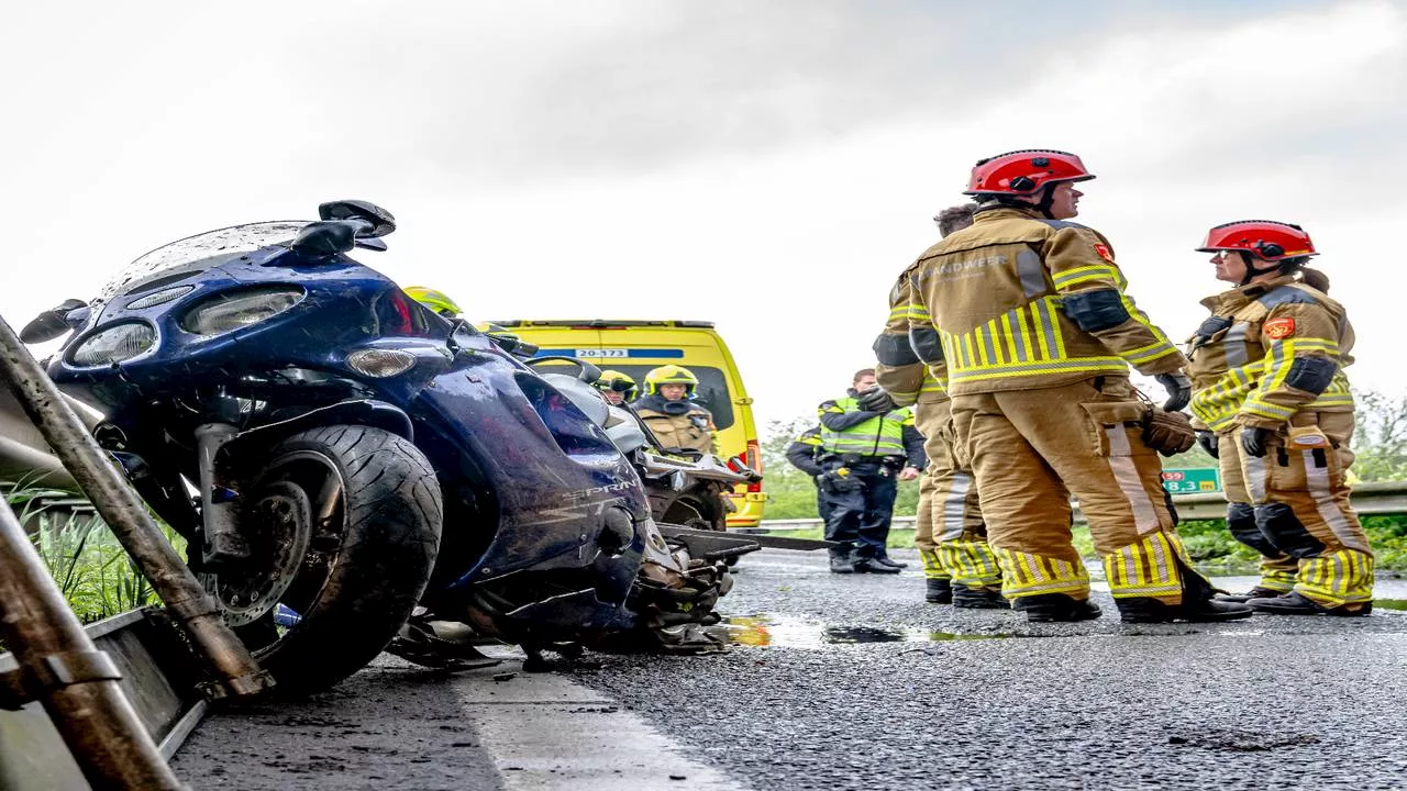 112-nieuws: auto's botsen op de A50 • motorrijder rijdt van viaduct af