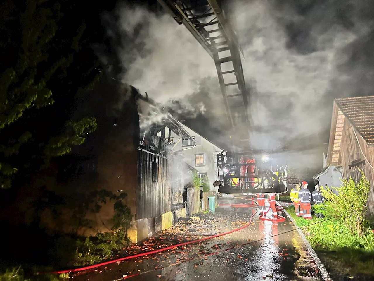 Brand in Elgg: Gebäude steht in Vollbrand