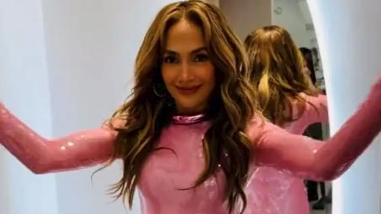 Barbie-Moment: Jennifer Lopez strahlt im pinken Minikleid