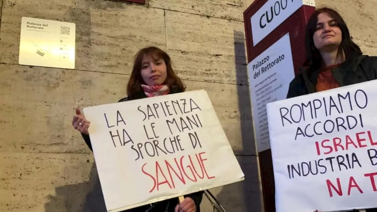 Sapienza, due studentesse si incatenano sotto al Rettorato: "Polimeni ci risponda"