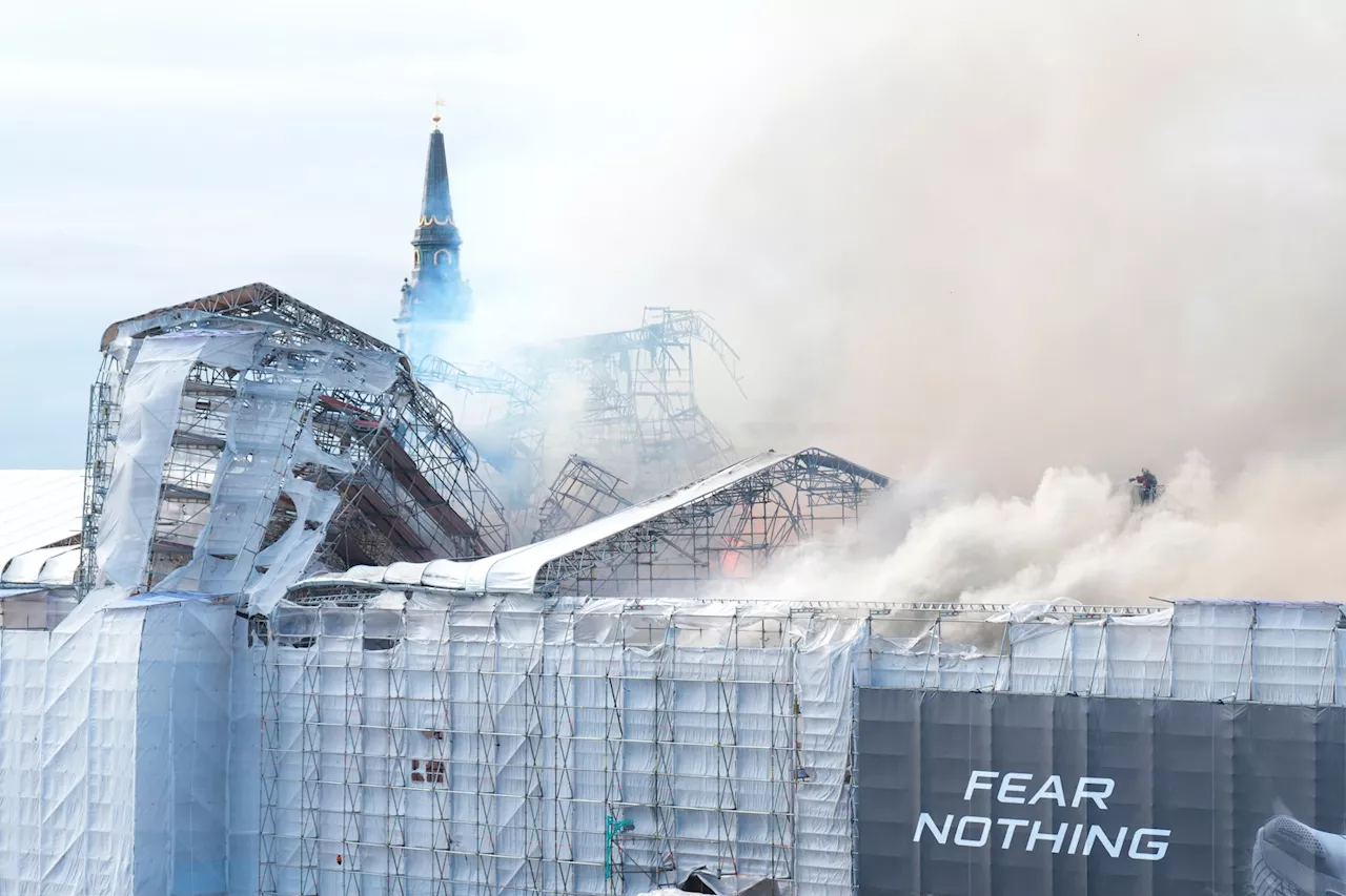 Copenhague : un incendie spectaculaire à la vieille Bourse rappelle le drame de Notre-Dame