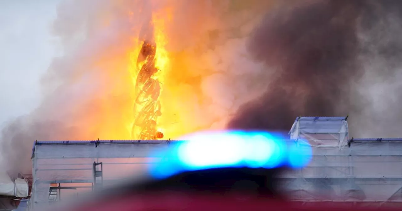 Un incendio en la antigua Bolsa de Copenhague hace caer la aguja del emblemático edificio