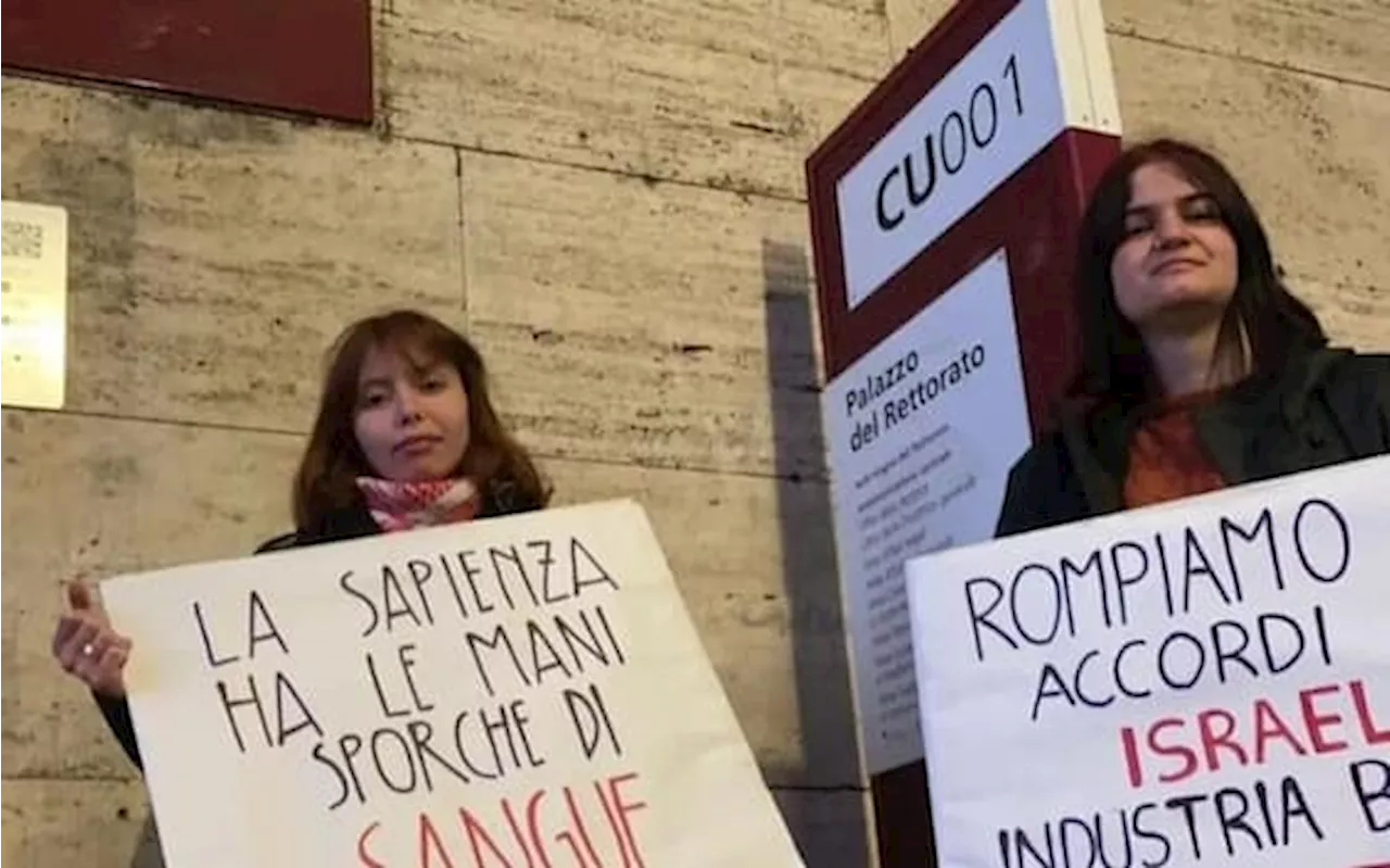 Roma, due studentesse incatenate a La Sapienza contro gli accordi con Israele