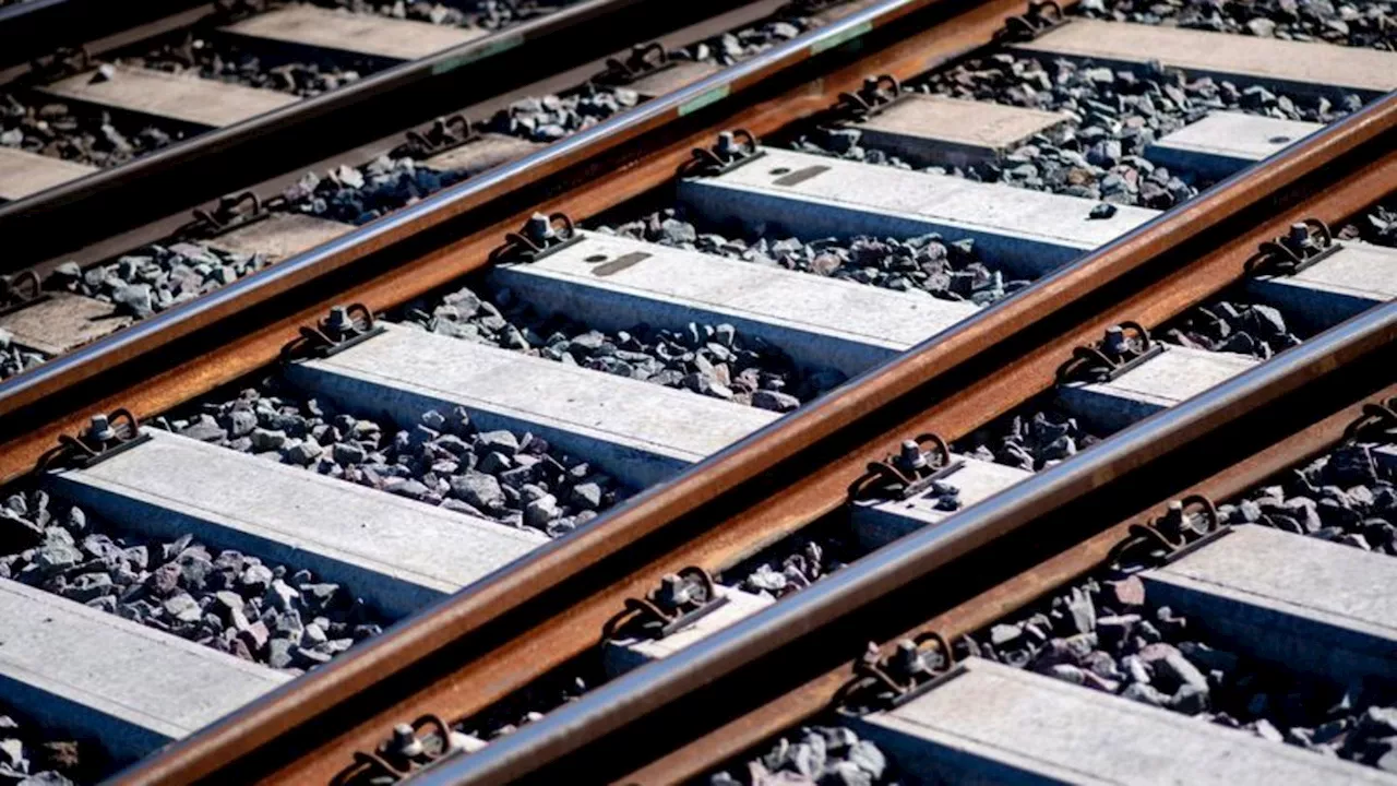 Züge: Unwetter bremst Bahnverkehr aus: ICE Stunden verspätet