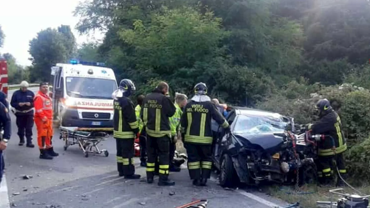 Violentissimo schianto frontale auto-tir: morti sul colpo madre e figlio di 12 anni, grave il padre