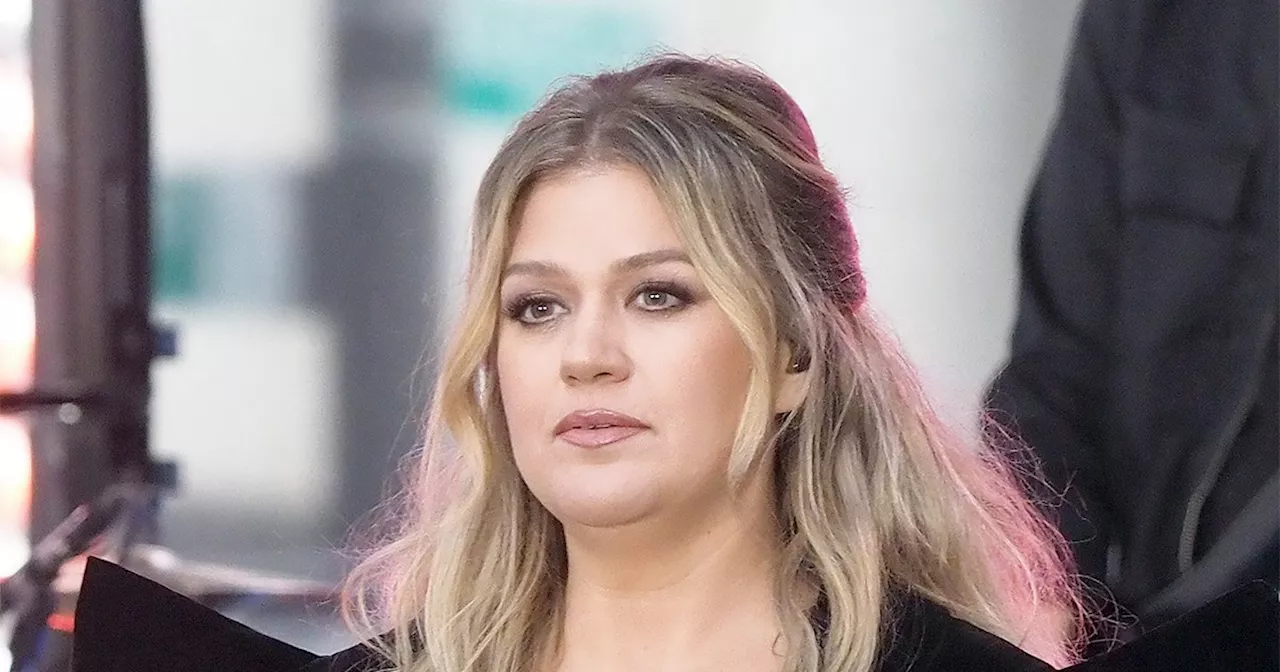 Kelly Clarkson Cries About Being Hospitalized During Both Pregnancies