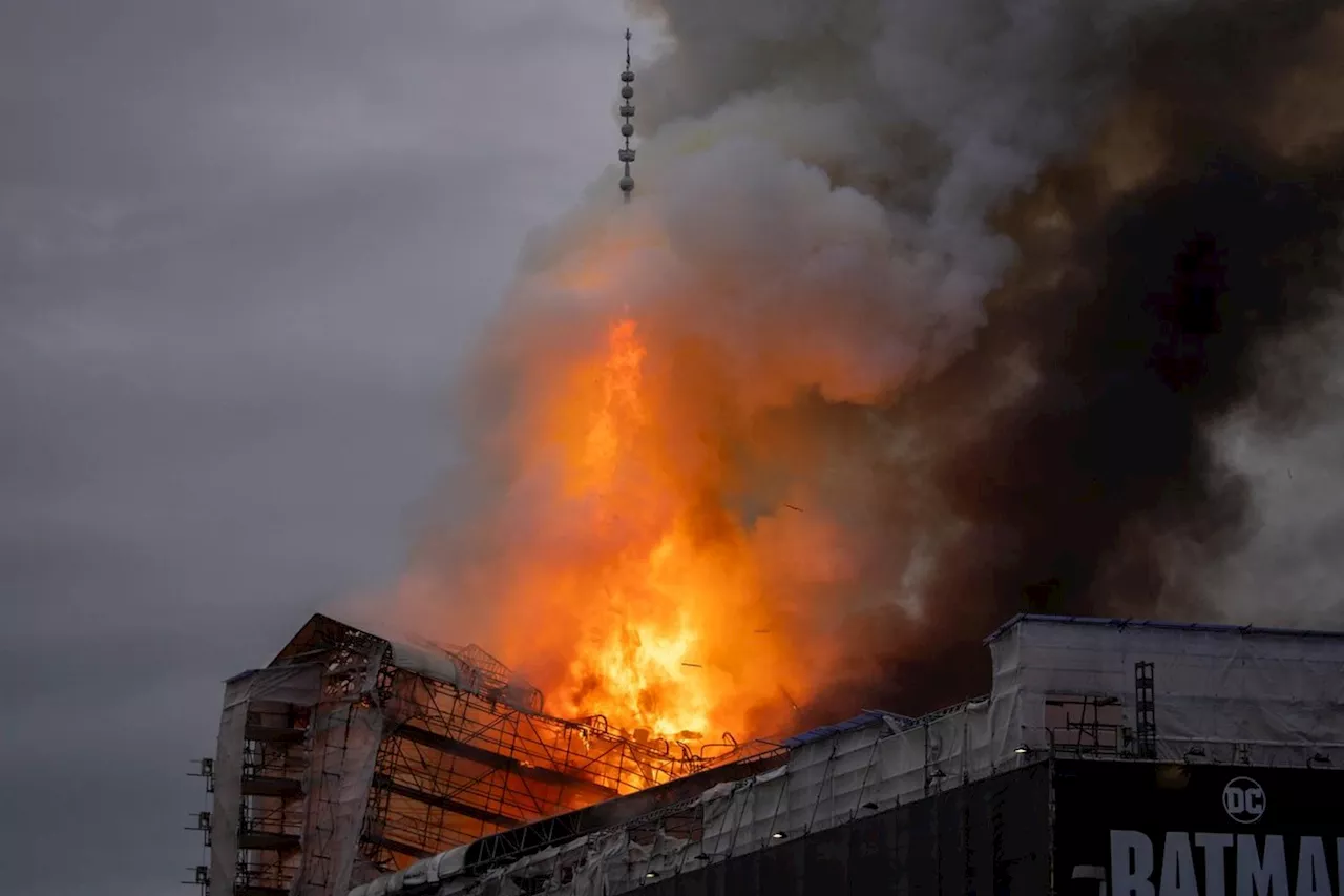 Incêndio atinge prédio histórico da antiga Bolsa de Valores de Copenhague