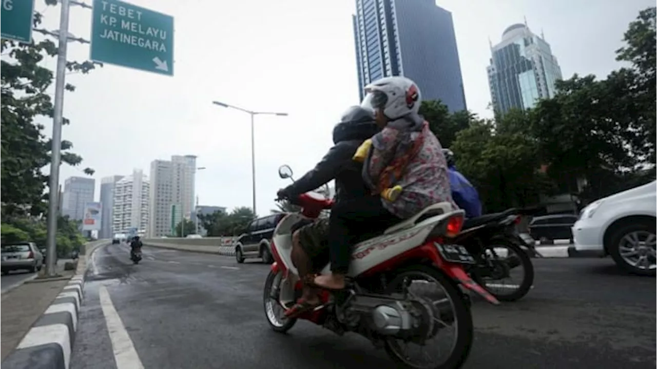 Motoris Wanita Terjebak di Jalur Tanjakan, Berjalan Mundur dan Tidak Bisa Menahan Motor