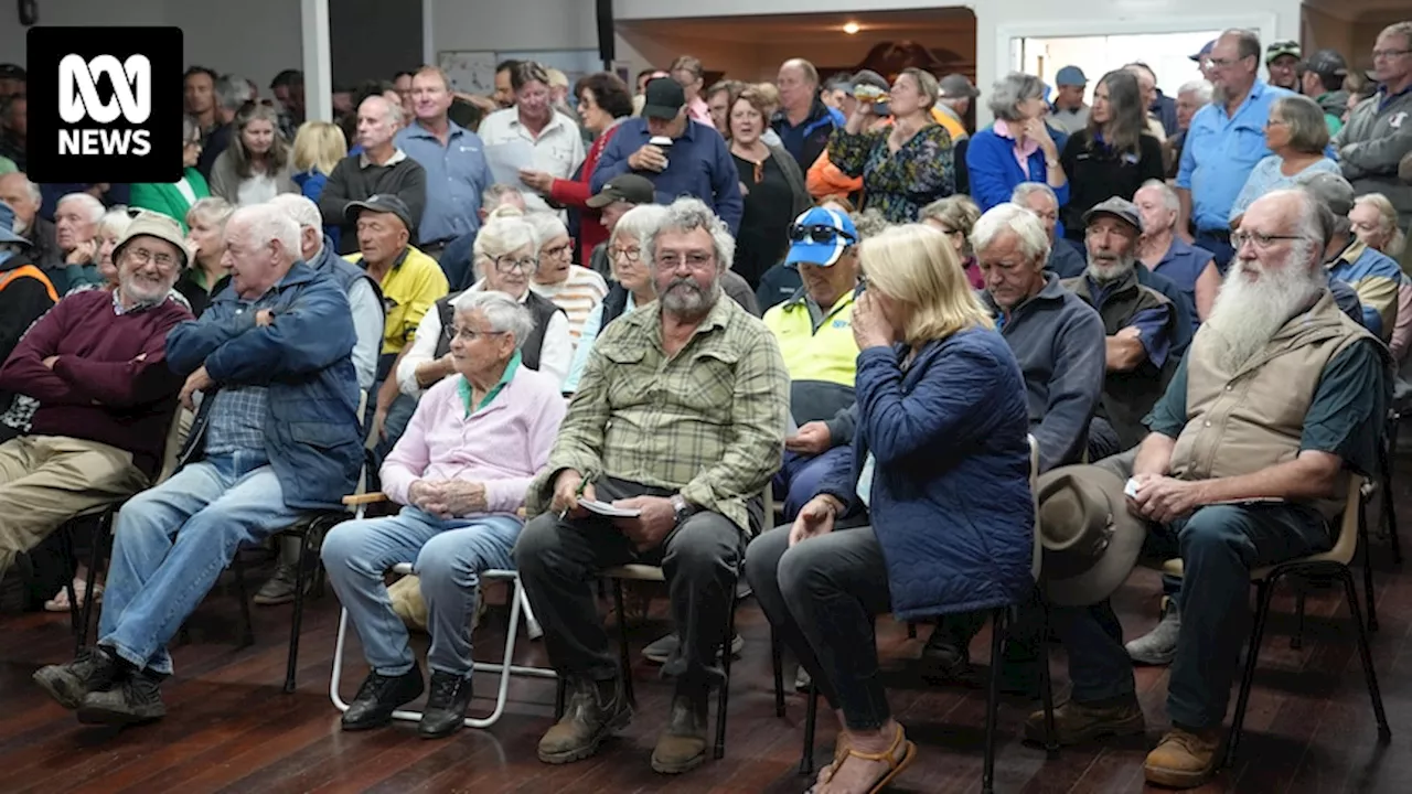 Hundreds of farmers gather amid fears of worsening drought, condemn WA government response