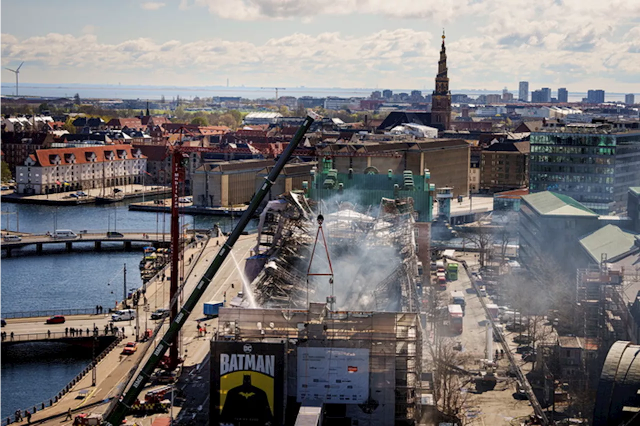 I resti della Borsa di Copenaghen distrutta dal fuoco