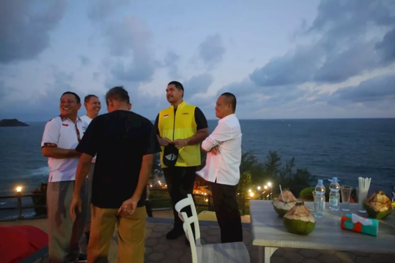 Kunjungi Pantai Menganti, Menpora Dito: Bagus buat kejuaraan 'surfing'