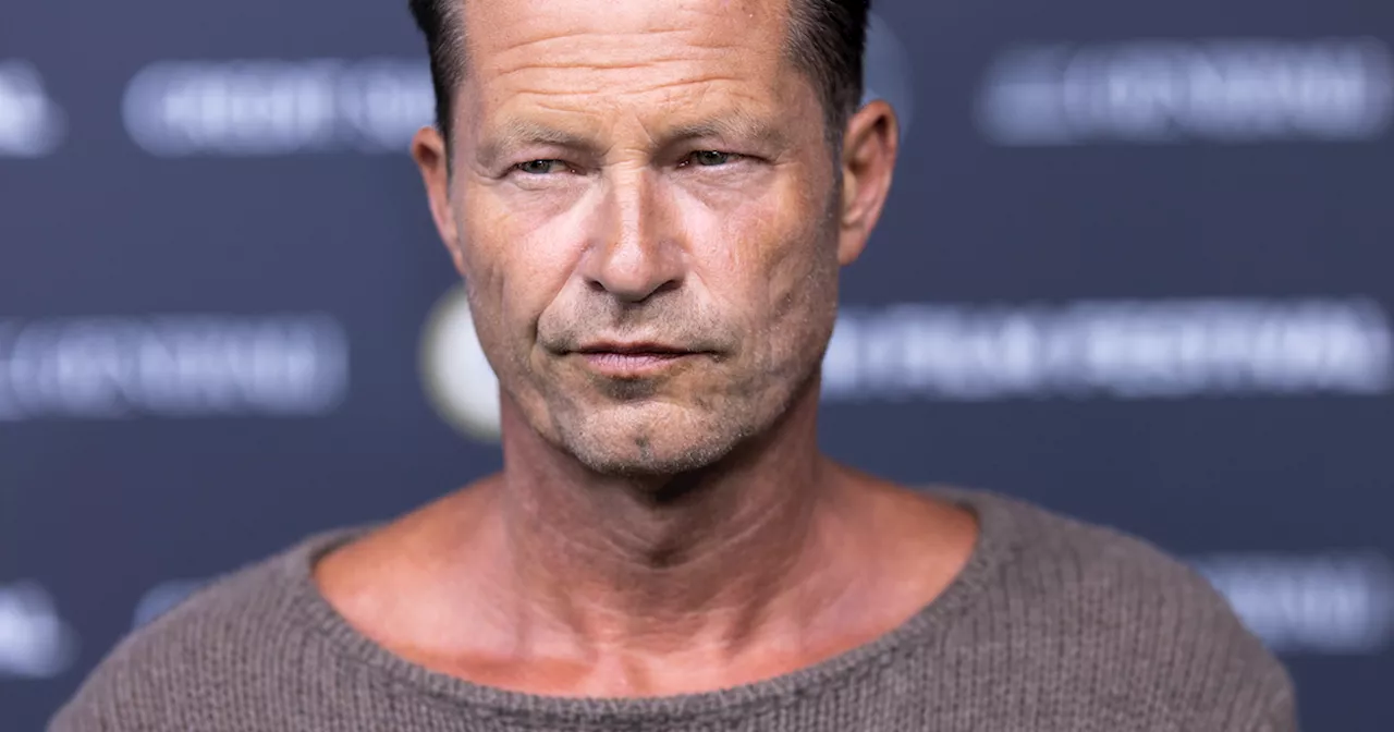 Nach Sepsis: Til Schweiger wird von Oliver Masucci ins Krankenhaus getragen