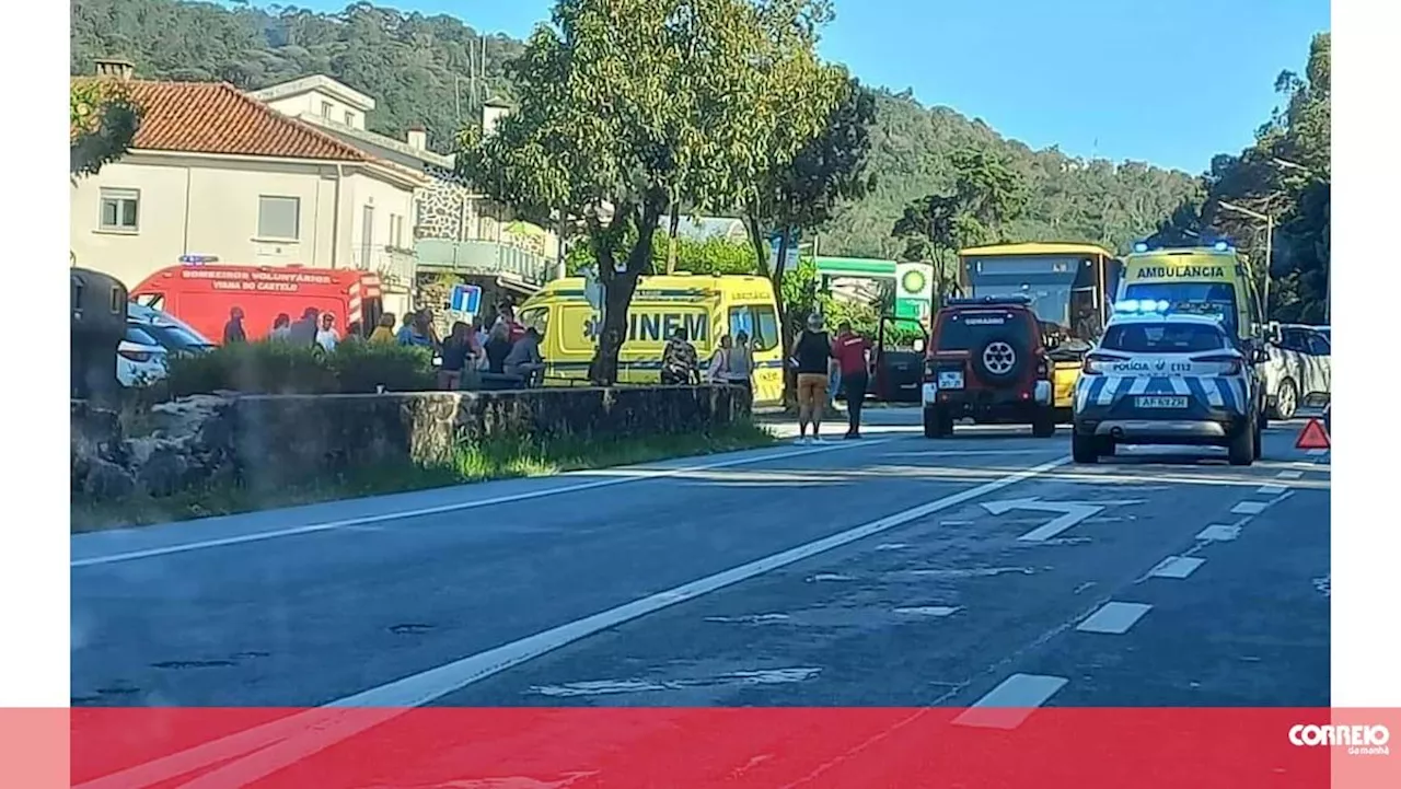 Cinco crianças e um adulto feridos em colisão entre autocarro e táxi em Viana do Castelo