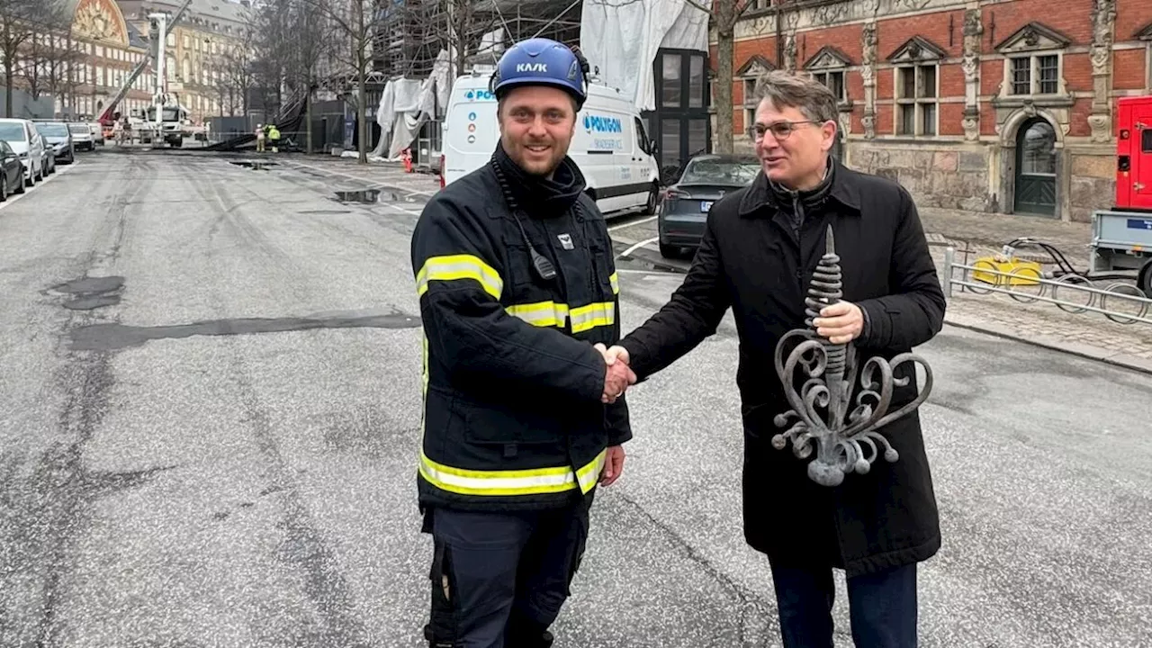 I går morges troede Brian Mikkelsen ikke på, at Børsen stod i flammer. I dag står han med resterne af det forbrændte spir