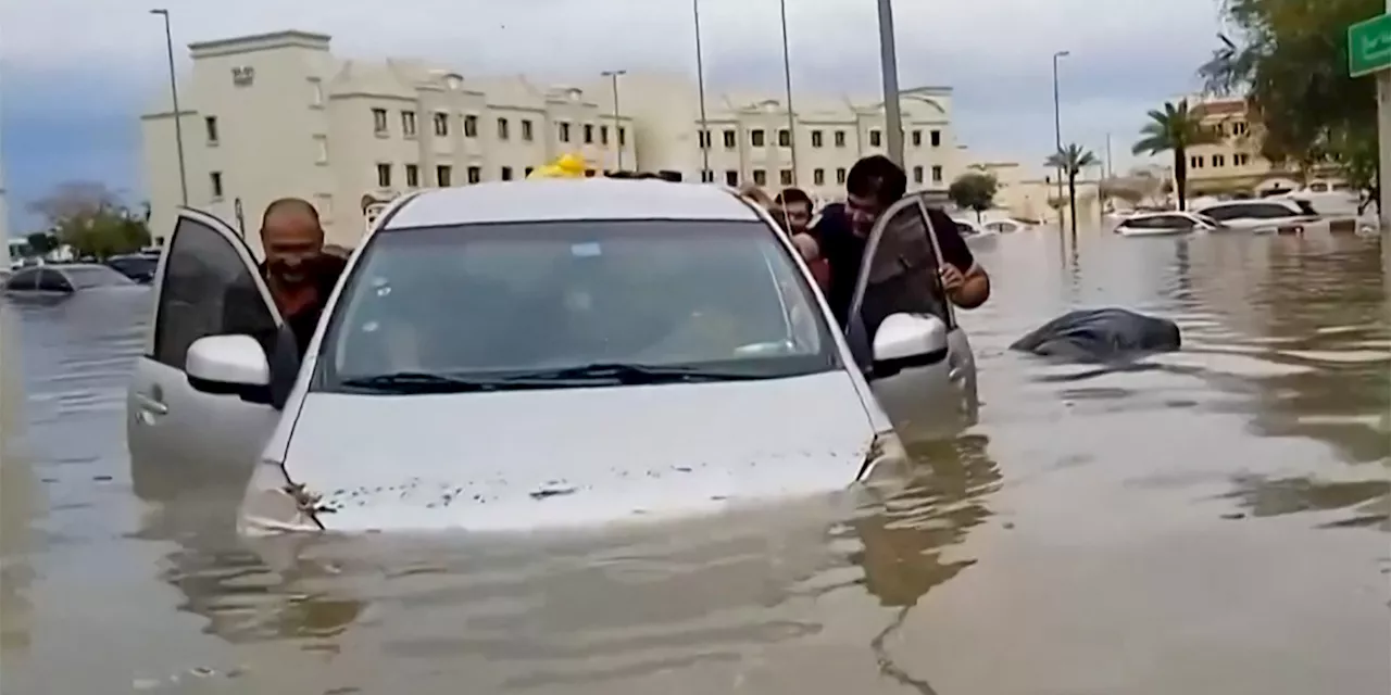 Des pluies records inondent les rues de Dubaï, le trafic aérien perturbé