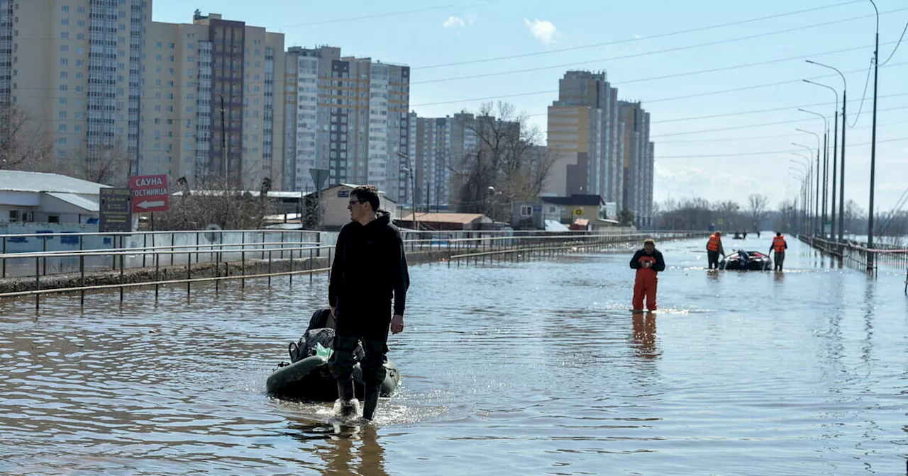 I cambiamenti climatici fanno affogare la Russia: fiumi straripati a Orsk e Orenburg, diga crollata, 156mila…