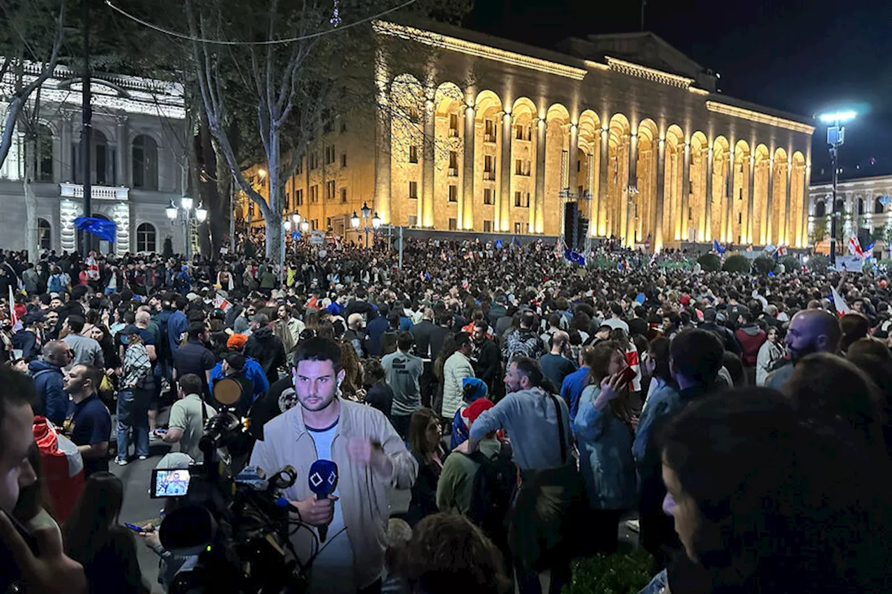 В Тбилиси начались стычки протестующих с полицией