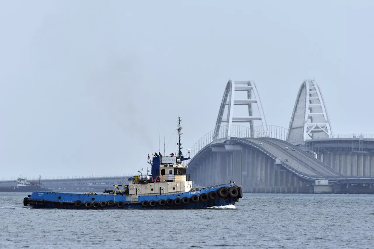 На Крымском мосту перекрыли движение автомобилей