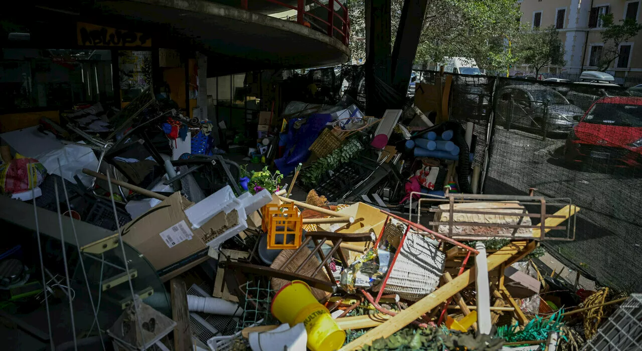 Roma, il parcheggio multipiano a San Giovanni è inutilizzato da 10 anni: rifiuti e bombole di gas. Il garage è