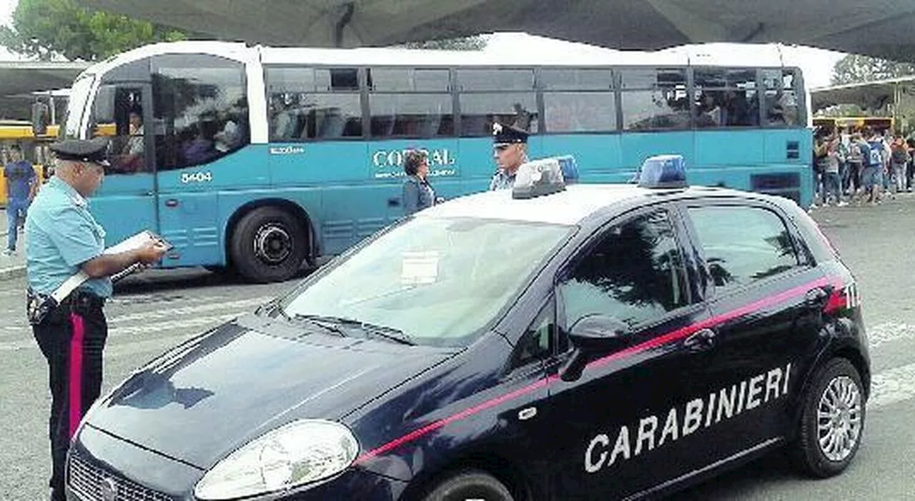 Sassaiola contro il bus, vetri rotti e tanta paura