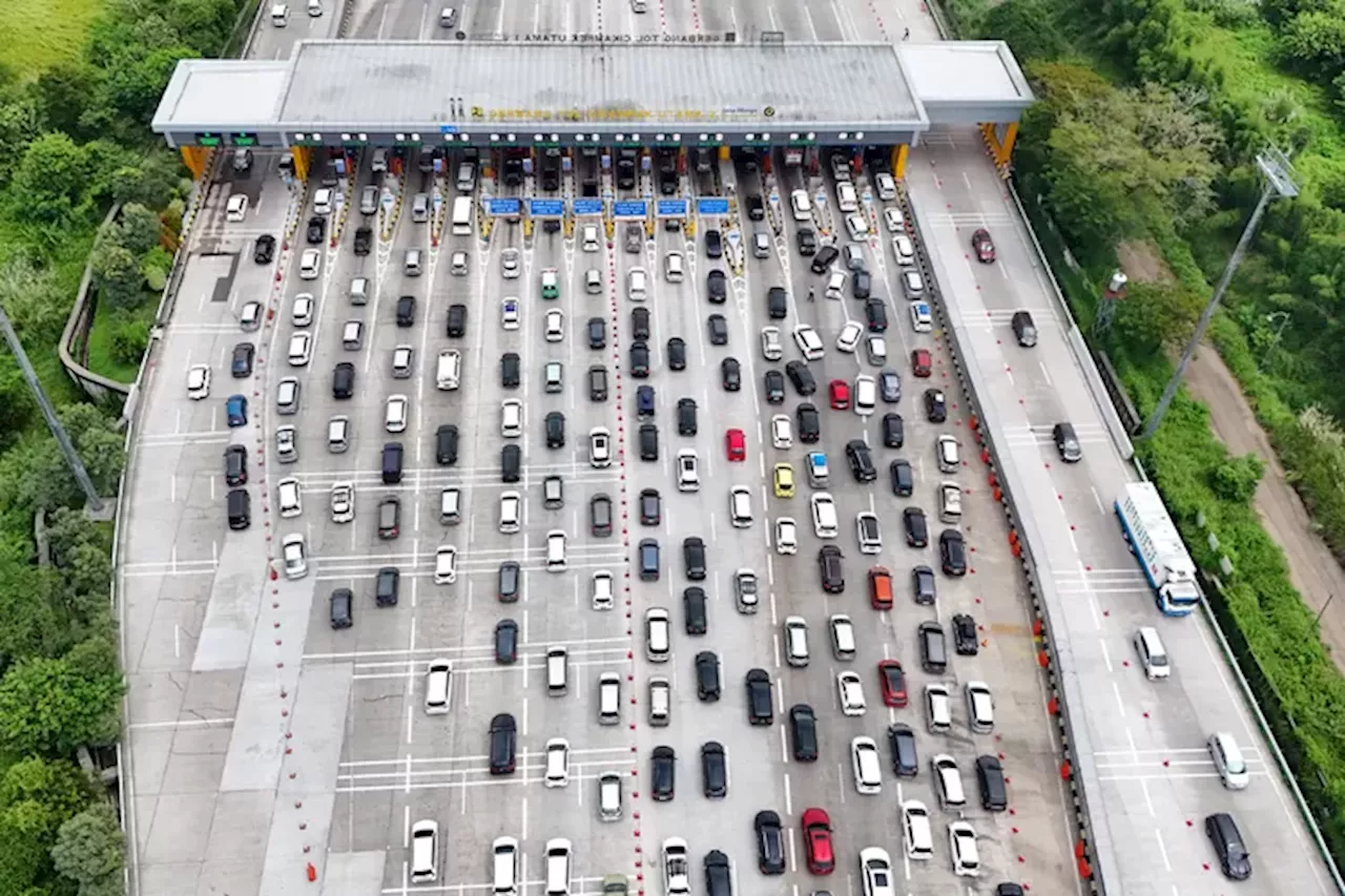 Long Queue of Cars at Cikampek Toll Gate Due to Traffic Engineering