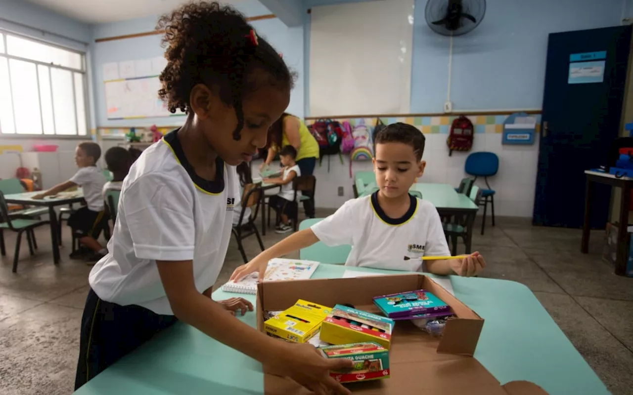 Volta Redonda conclui entrega de material escolar e uniforme para 38 mil alunos da rede municipal