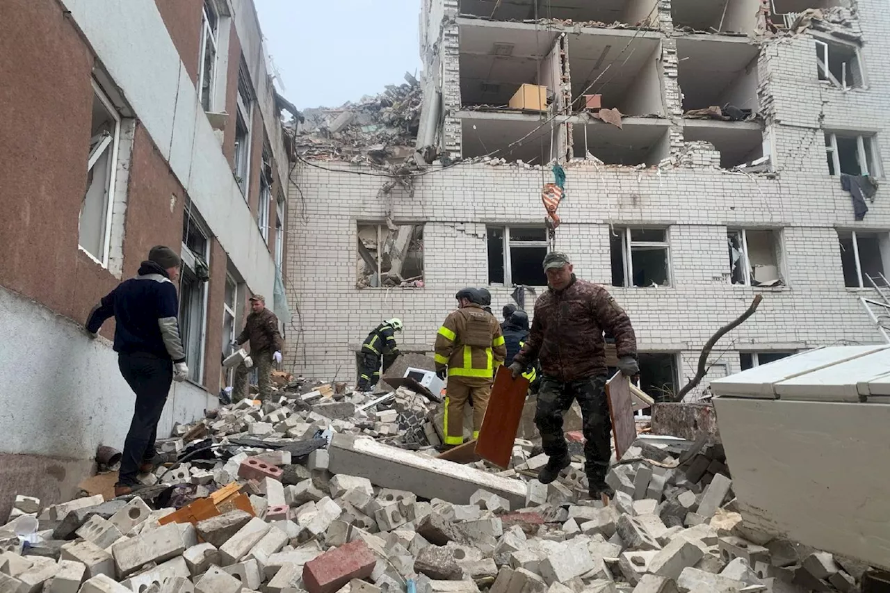 Ukraine: 11 morts dans une triple frappe russe sur une grande ville du nord