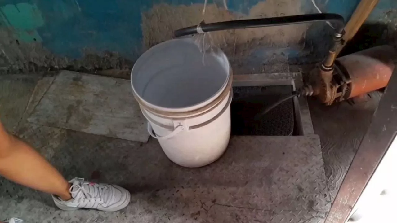 Agua contaminada en Neza: "Sigue con el olor a gasolina, nos dicen que es normal"