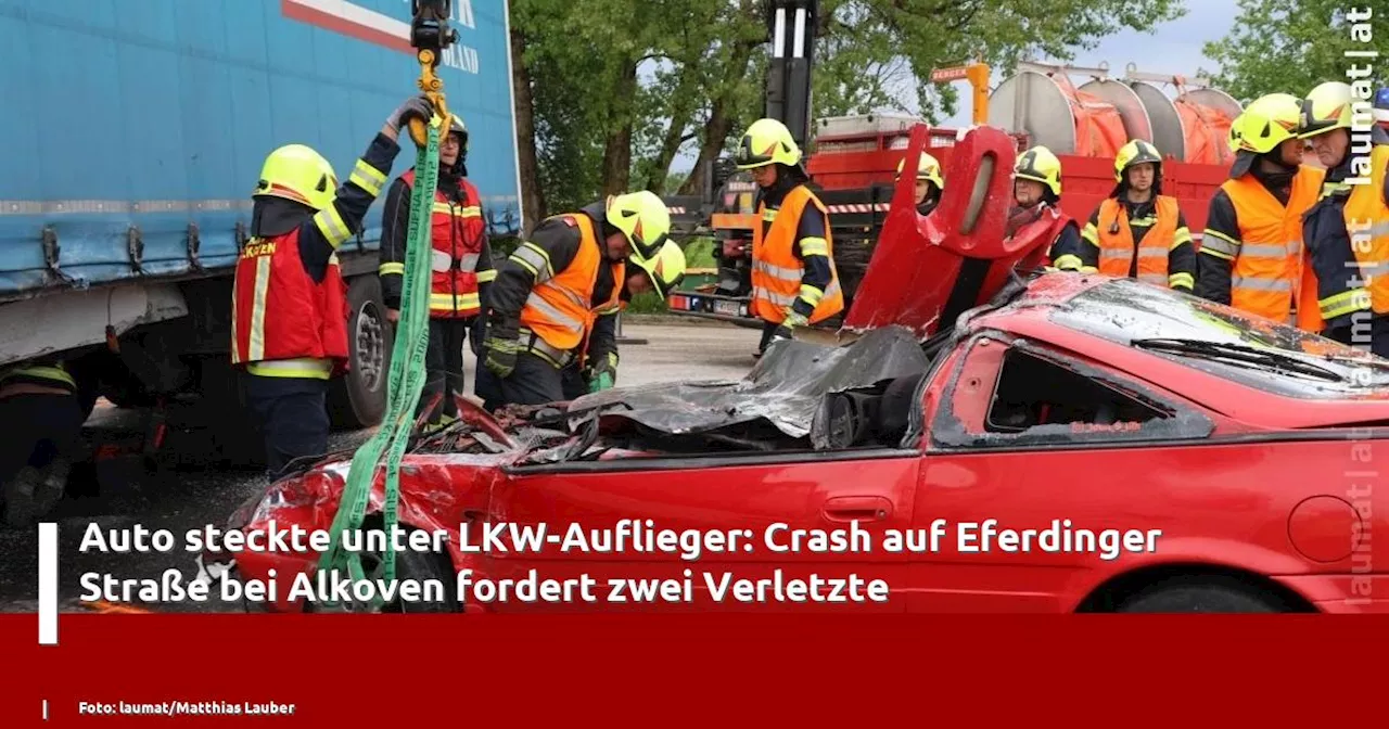 Auto steckte unter LKW-Auflieger: Crash auf Eferdinger Straße bei Alkoven fordert zwei Verletzte