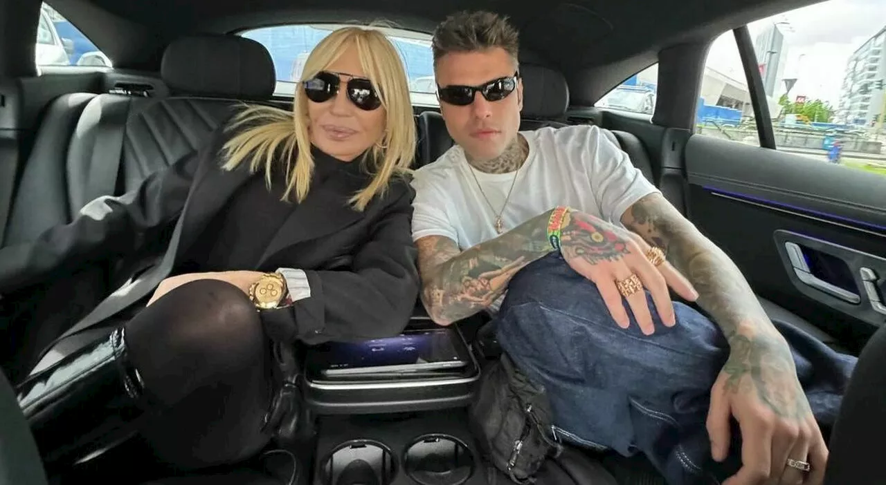 Fedez, la gag alla Milano Design Week: «Sono io il nuovo ceo di Versace, grazie Donatella per la fiducia»