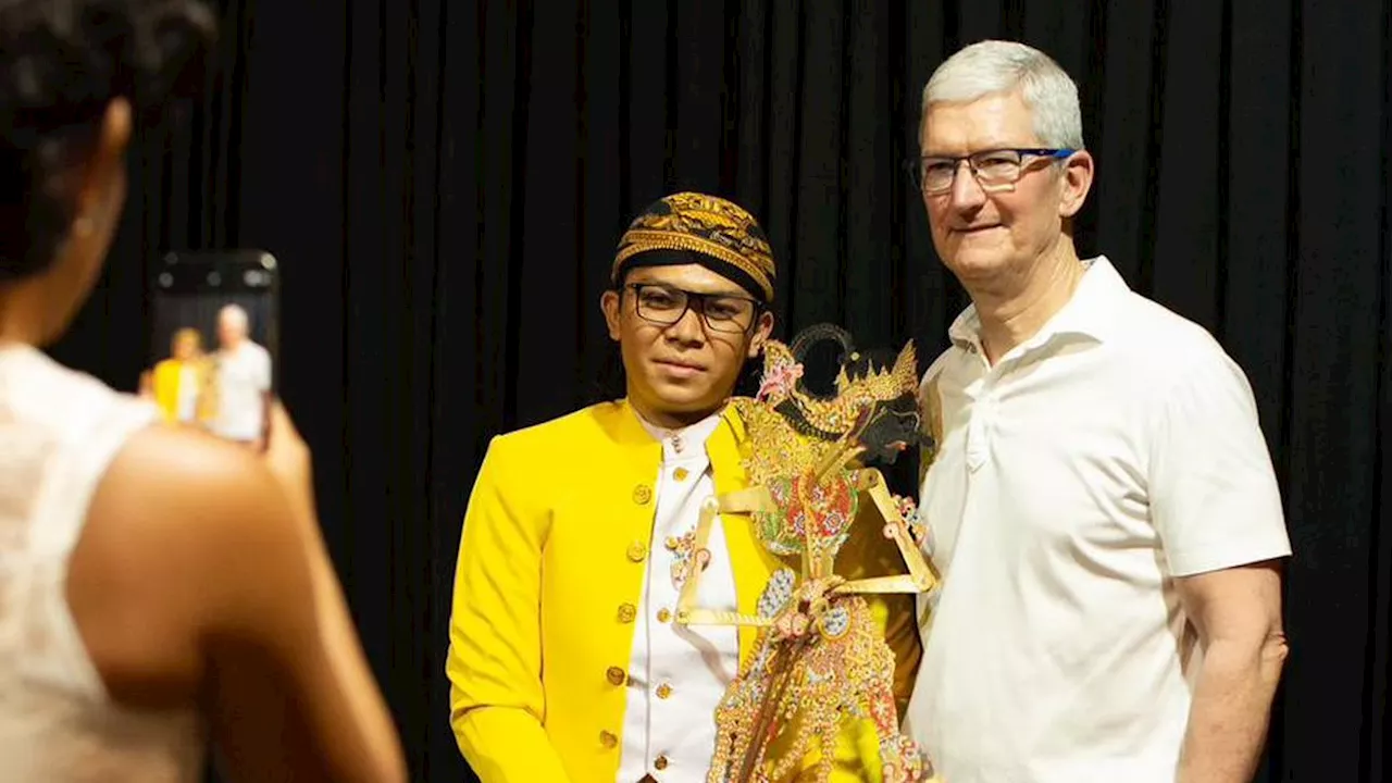 Bos Apple Tim Cook Jalan-Jalan ke Kota Tua, Mampir ke Museum Wayang