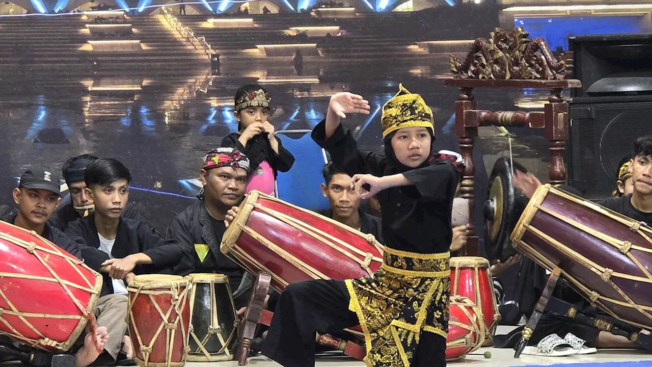 Hibur Penumpang Kereta Lewat Tari Jaipong dan Pencak Silat di Stasiun Bandung