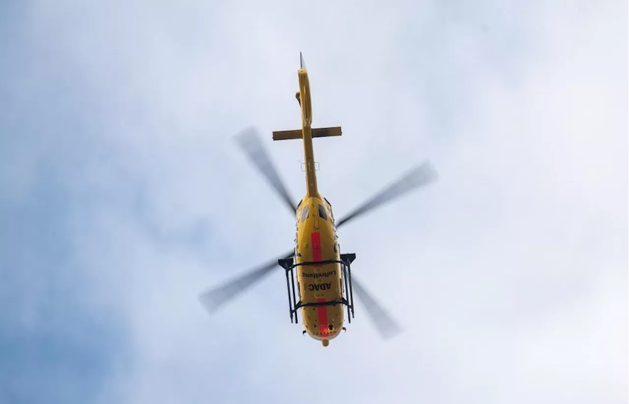 Schwerer Unfall bei Mariaort: Autos stoßen frontal zusammen – Rettungshubschrauber im Einsatz