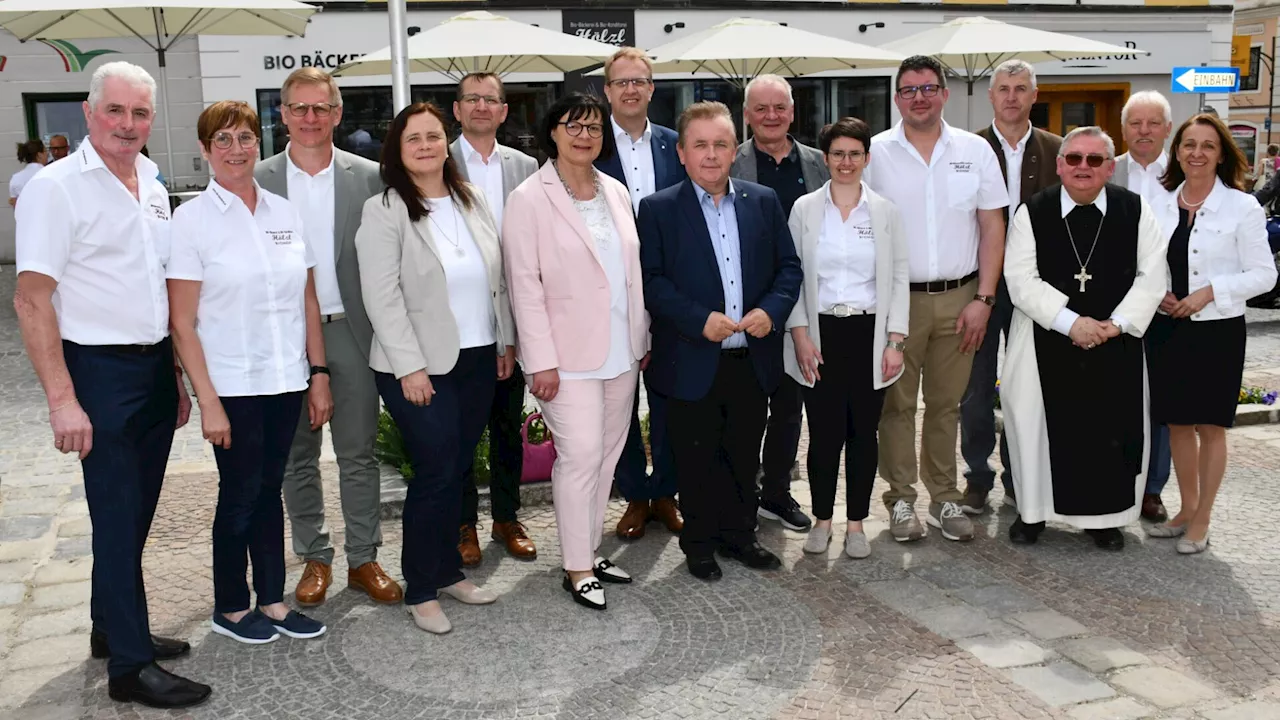 Volksfeststimmung: Bio-Kaffeehaus Hölzl hat eröffnet