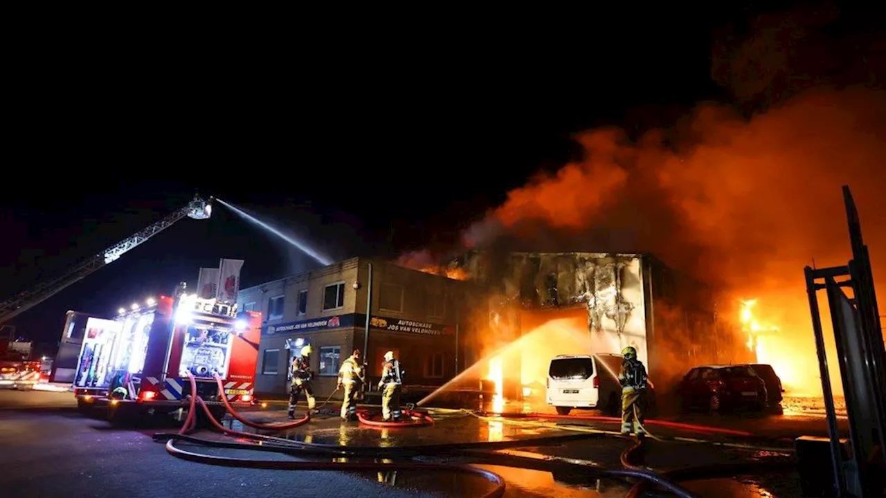 Grote brand bij autoschadebedrijf in Kerkdriel onder controle