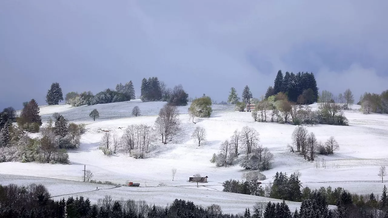 Bayern: Nasskaltes Wetter: Regen, Schauer und im Bergland Schnee