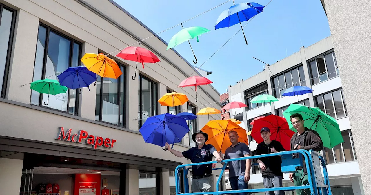 Bunte Regenschirme kehren auf den Herforder Augustinerplatz zurück