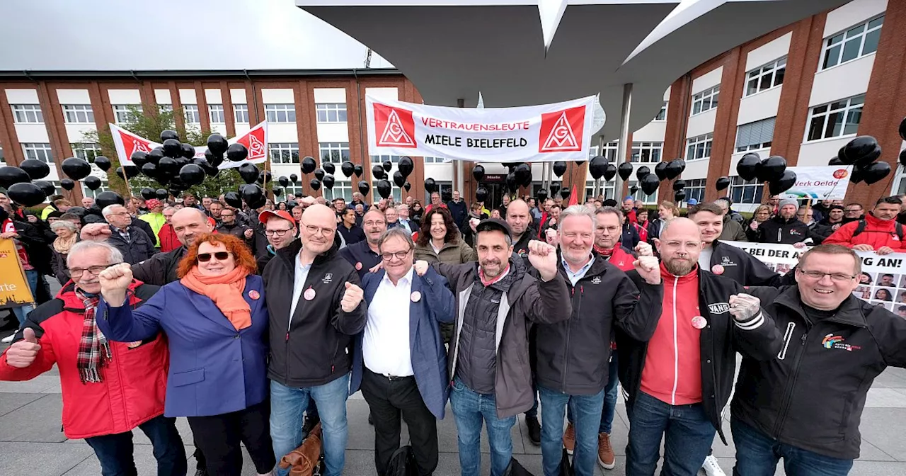 Miele-Beschäftigte machen Druck: Demo vor Unternehmenssitz in Gütersloh