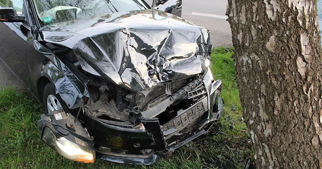 Pkw kollidiert in Espelkamp nach Unfall mit Baum