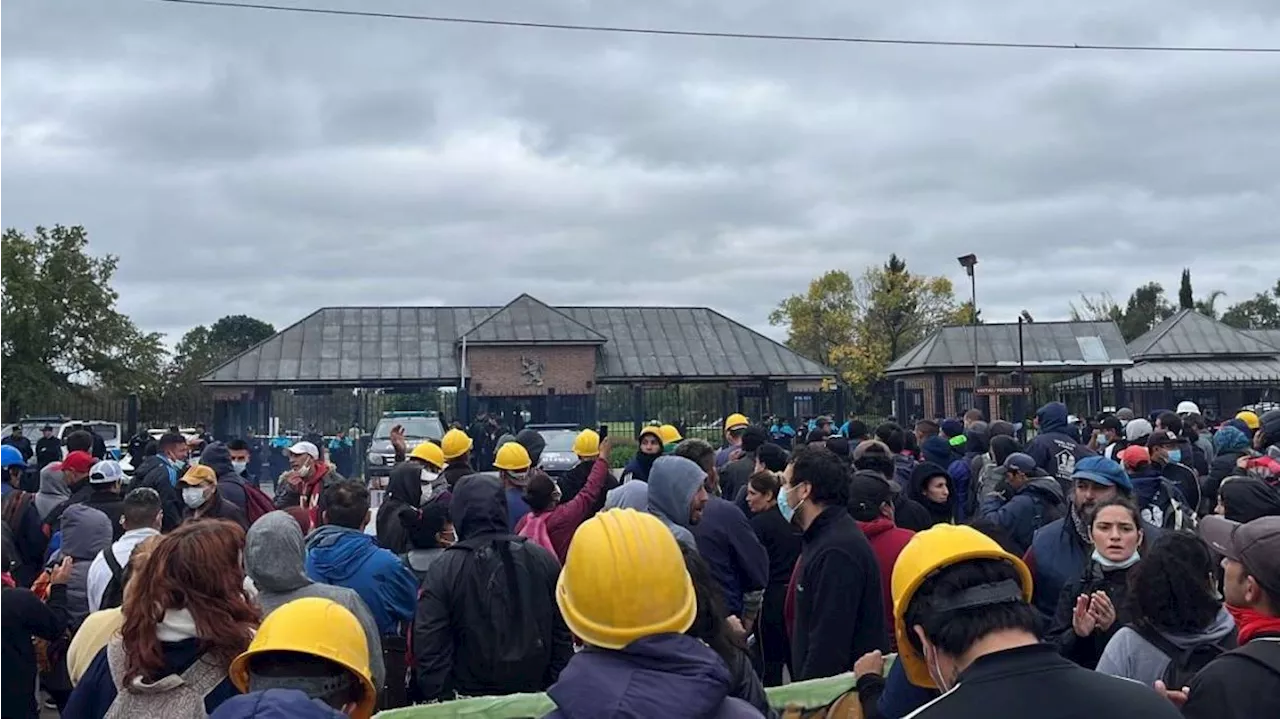 Cientos de manifestantes bloquearon el ingreso al country donde Caputo tiene una casa