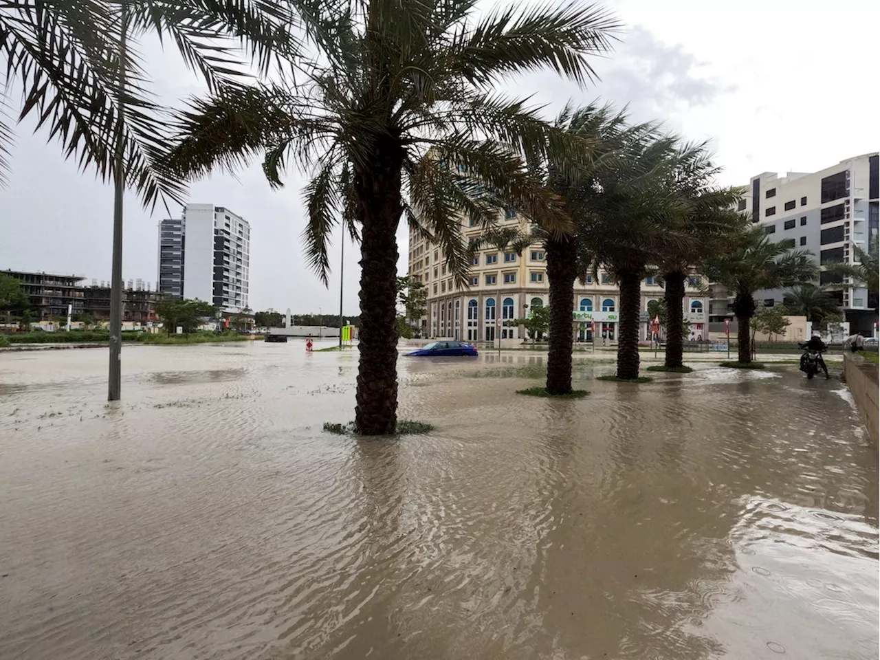 At least 1 dead after heavy rains set off flash floods in UAE