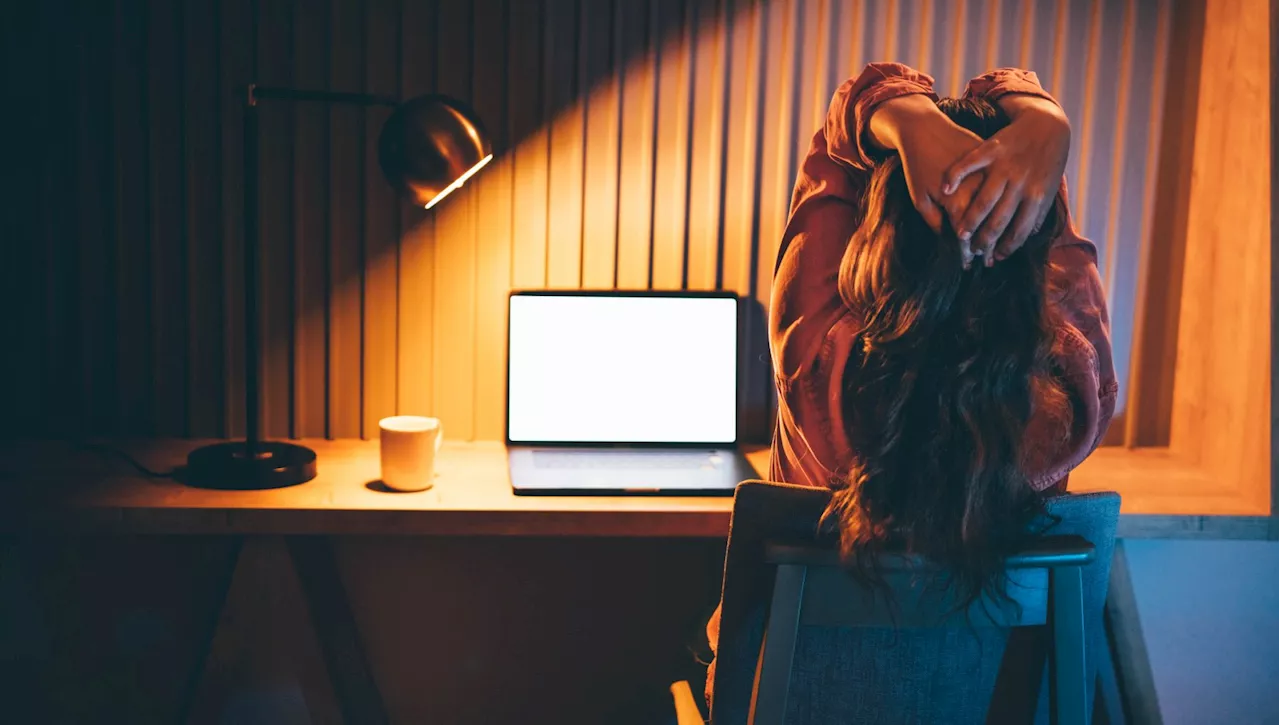 Lavorare troppo da giovani porta depressione e cattiva salute a lungo termine